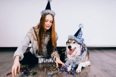 kadın şapka şenlikli birbirine yakın katta oturur