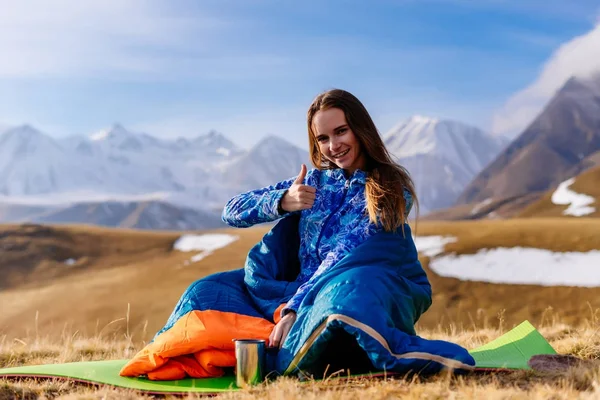 Mutlu kadın turist Dağları arka plan üzerinde oturur — Stok fotoğraf