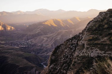 yüksek güzel Dağları arka planda küçük bir şehir