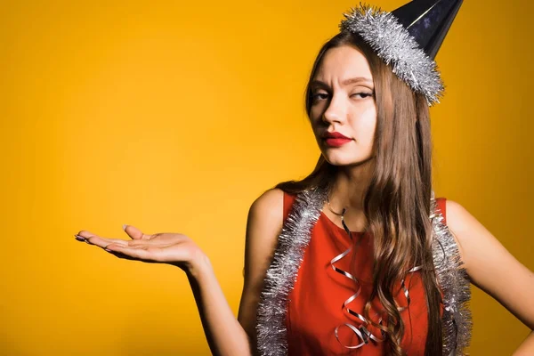 Mujer borracha en gorra festiva sobre fondo amarillo — Foto de Stock