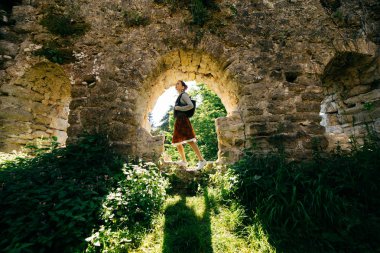 şaşırmış turist kadın doğa arka plan üzerinde