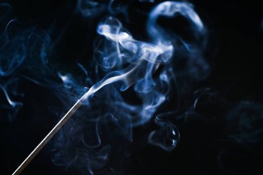bir arka plan siyah duman tütsü sopa üzerinde
