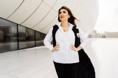 büyük pencereler arka planı poz iş elbiseli güzel kadın