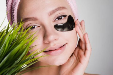 kadın onun baş Uygula yamalar gözlerinin altında bir havlu ile