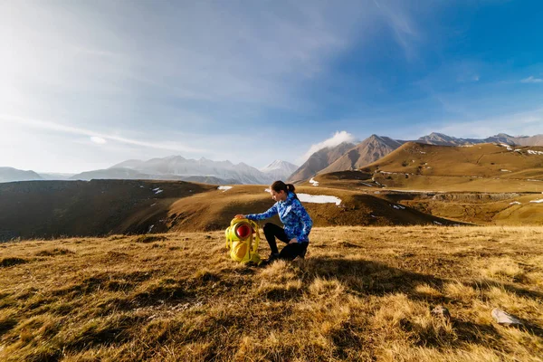 Жінка туристка з великим рюкзаком на фоні високих гір — стокове фото