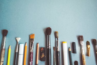 mavi bir arka plan üzerinde orada fırçalar ve kalemler