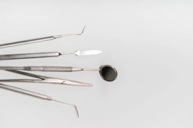 Beyaz arka plan üzerinde yalan steril diş araçları
