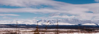 karla kaplı yüksek kış dağlar alanın arka planı