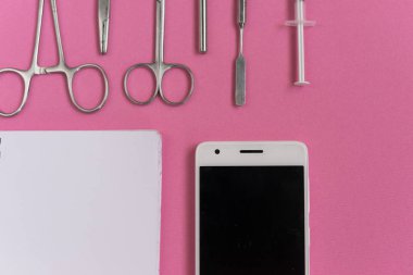 bir pembe diş enstrüman ve telefon.