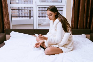 Kırmızı elbiseli alışveriş torbaları tutan kadın