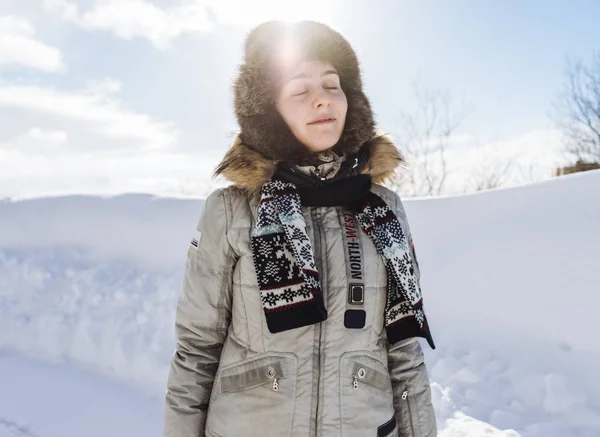 Kobieta w zimie garnitur na tle śniegu na słoneczny dzień — Zdjęcie stockowe