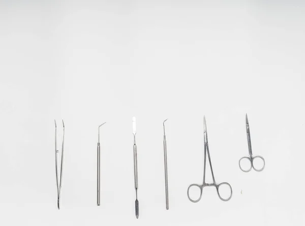 Sterilní zubní nástroje ležící na bílém pozadí — Stock fotografie