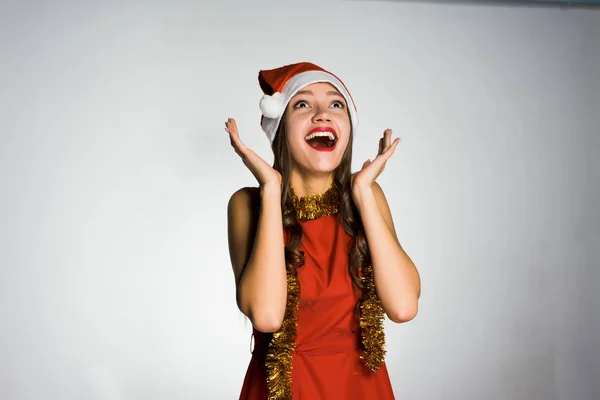 Femme heureuse dans un chapeau de Noël sur un fond gris — Photo