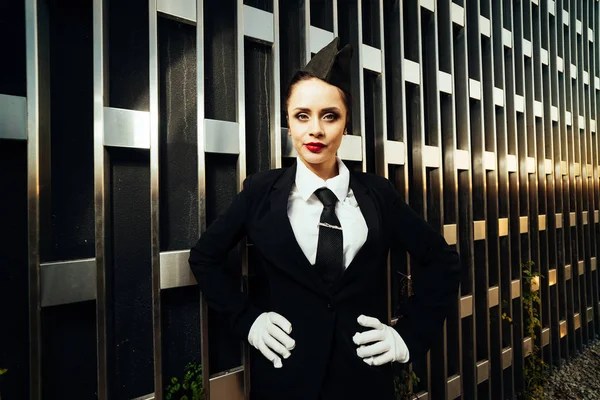 Femme hôtesse de l'air en uniforme posant à la caméra — Photo