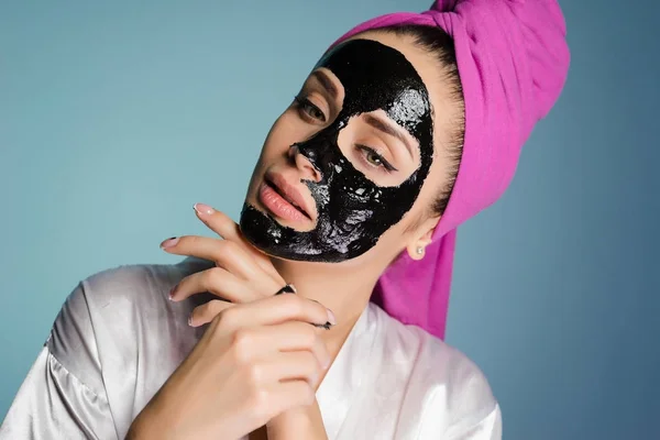 Nő fején egy törülközővel alkalmazott maszkot, hogy tiszta az arcbőrt — Stock Fotó