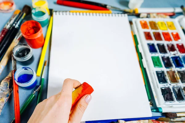 Λευκό φύλλο χαρτί με φόντο πολύχρωμων χρωμάτων — Φωτογραφία Αρχείου