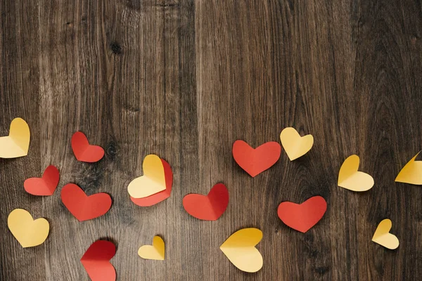 Fondo de San Valentín, corazones rojos y amarillos sobre textura de madera —  Fotos de Stock