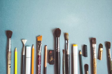 Sanat fırçalar ve kalem mavi bir masada yalan