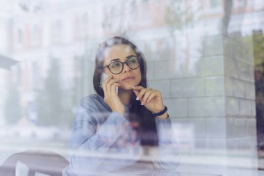 telefonla pazarlık bardaklarda dalgın genç kız serbest meslek