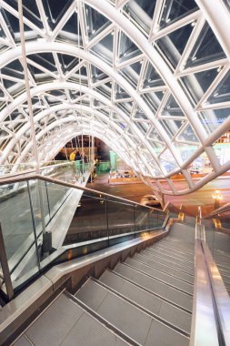 sıra dışı mimarisi, parlayan bir köprü ve bir merdivenden