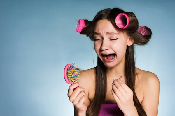 Triste chica joven no puede hacer un peinado, rulos de la cabeza, llorando, perder el pelo — Foto de Stock