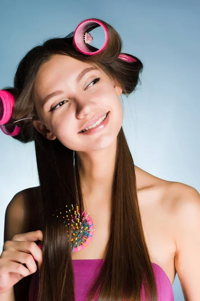 Ευτυχισμένος χαμογελαστό κορίτσι κάνει ένα μοντέρνο χτένισμα με σίδερα και χτένες — Φωτογραφία Αρχείου