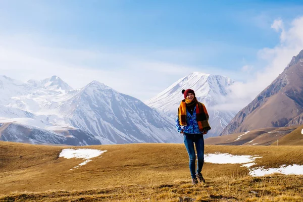 Активного молодої дівчини в блакитний жакет подорожує через Кавказ, користується природи і чисте повітря — стокове фото