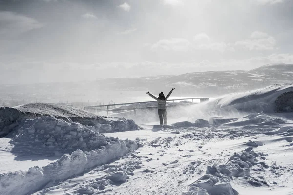 Aktywnego młoda dziewczyna jedzie wzdłuż zimno daleko na północ, podniósł ręce do góry — Zdjęcie stockowe