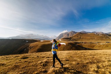 bir genç kız mavi bir ceket içinde aktif bir yaşam tarzı yol açar, Kafkas sırt seyahat
