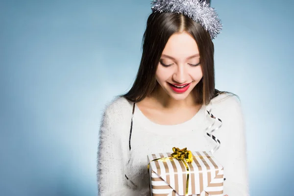 Прекрасная молодая девушка получила подарок на Новый год от друзей — стоковое фото