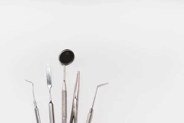 Auf einem weißen Tisch liegen zahnmedizinische Instrumente — Stockfoto