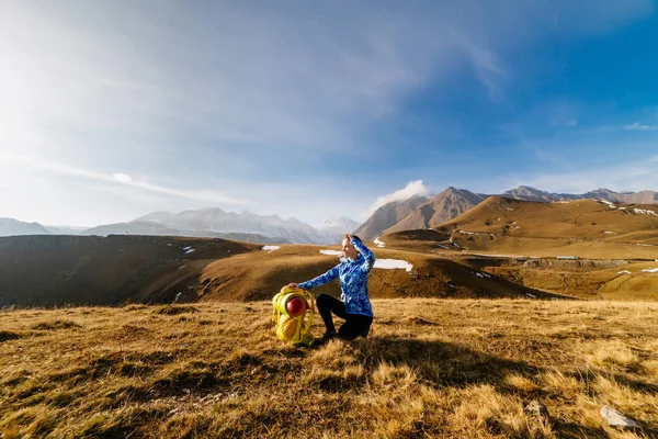 Attiva ragazza viaggia lungo la cresta caucasica con uno zaino — Foto Stock
