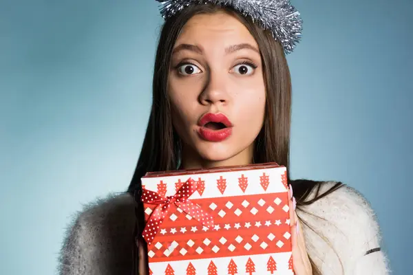 Schöne Überraschung Mädchen mit rotem Lippenstift erhielt ein Geschenk für das neue Jahr — Stockfoto