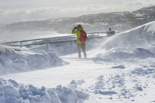 남자 멀리 감기 북쪽, 사방에 흰 눈 여행 — 스톡 사진