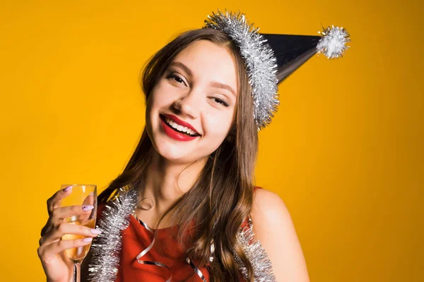 Glad ung flicka i jul hatt firar jul, håller ett glas champagne — Stockfoto