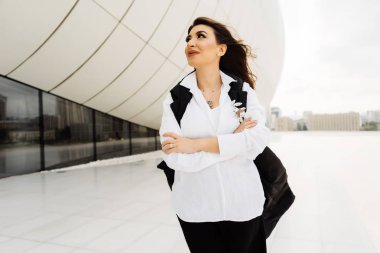 Beyaz gömlekli Bakü şehir yürüme çekici güzel kadın
