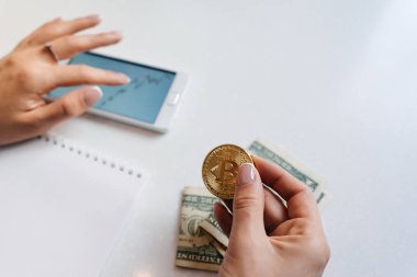 Kız yatırımcı altın bitcoins onun elinde, çalışmalar grafik Kripto para tutar.