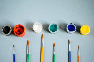 kavanoz renkli guaj ve sanatsal fırçaların açayım