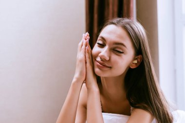 sevimli genç kız, kulakları sarı kulak tıkacı sokak gürültü karşı yatmak istiyor