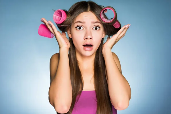 Грустная молодая девушка не может сделать ее волосы с бигуди — стоковое фото