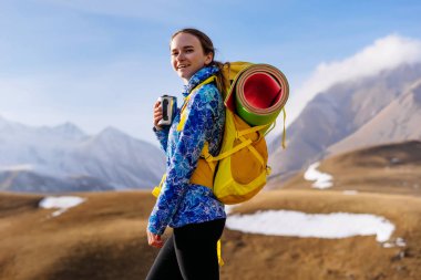 mutlu kadın turist yüksek dağlar çay holding arka planda