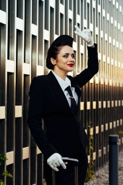 fotoğraf makinesi çanta ile Tekdüzen poz içinde kadın hostes