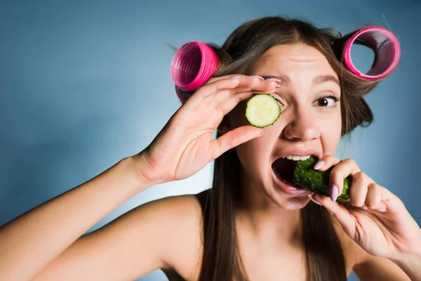 キュウリを食べる彼女の頭につけた女性 — ストック写真