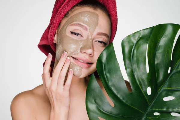 Szczęśliwa kobieta z ręcznikiem na głowie po prysznic stosuje się oczyszczanie maski na głowie — Zdjęcie stockowe