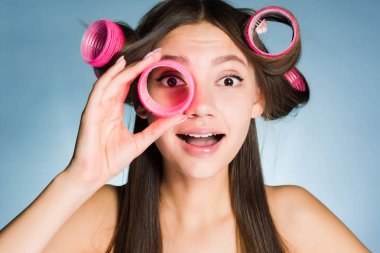 başında büyük curlers şaşkın bir kadınla