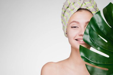 başında bir gri arka plan üzerine bir havlu ile mutlu kadın