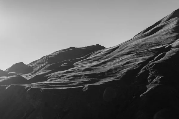 Fantastisk hög svart berg på en grå bakgrund — Stockfoto