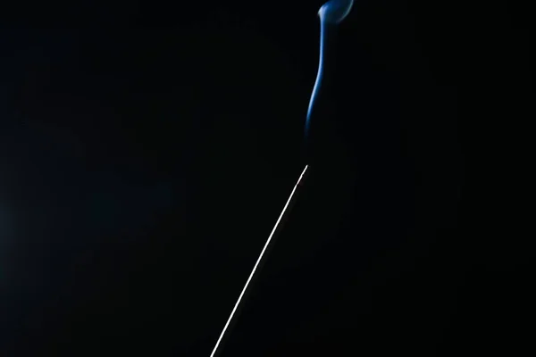 Füstölő kibír dohányzik a fekete háttér — Stock Fotó