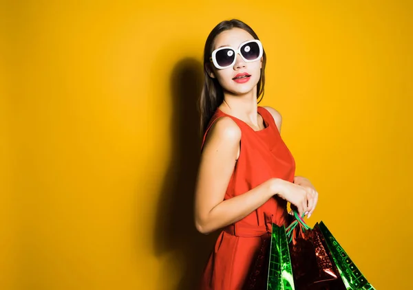Женщина в очках держит сумки с покупками — стоковое фото