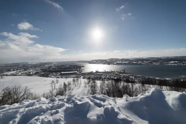 Lake in the background of a snow-covered field on a sunny day — Stock Photo, Image